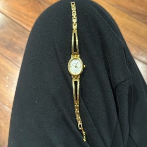 Woman’s watch gold tone